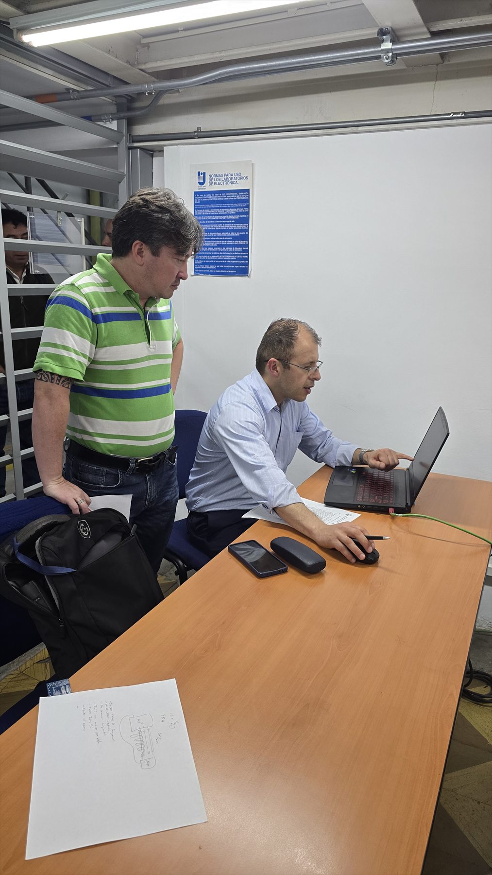 Evaluadores revisando una entrega en computador durante el TNE México 2026